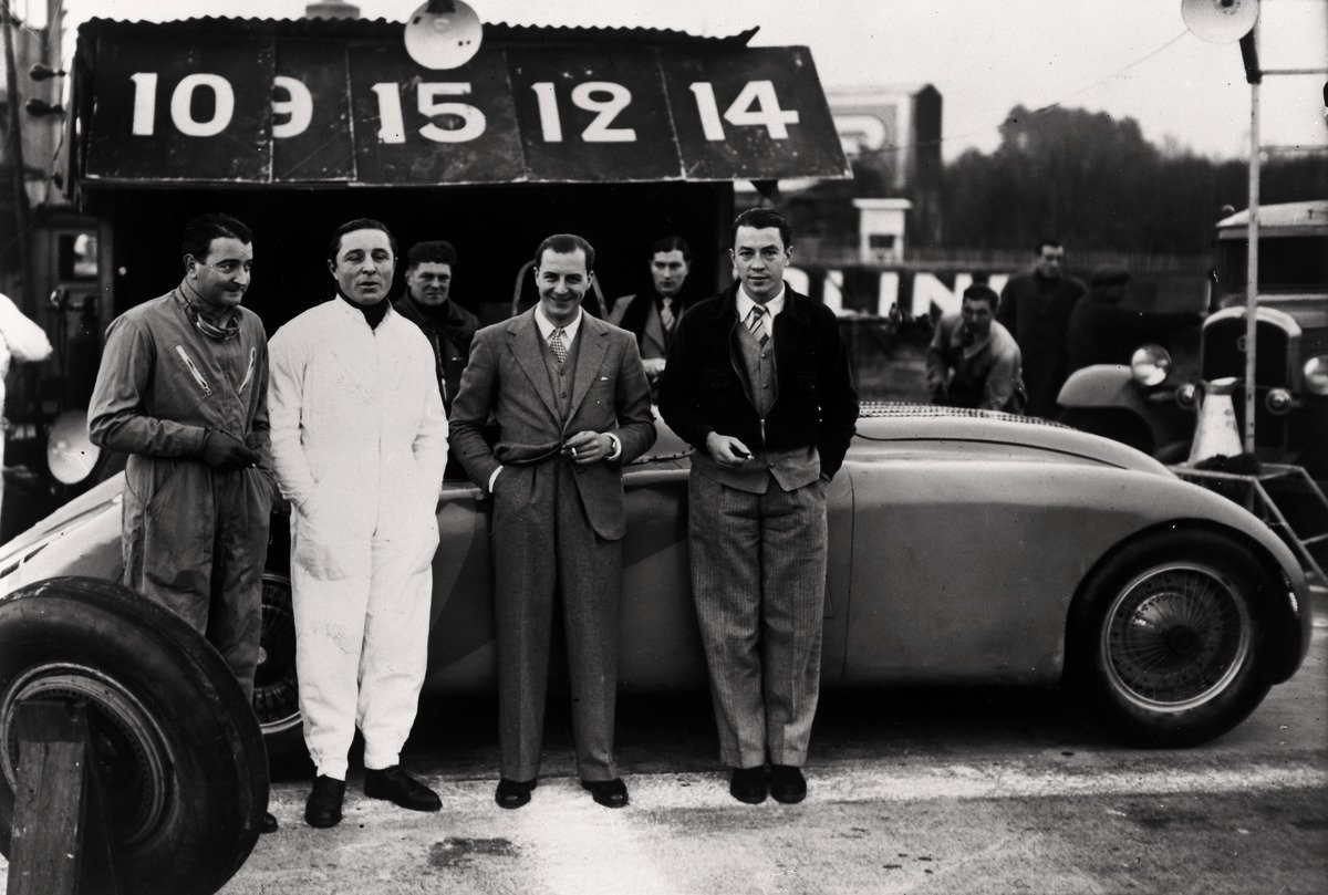 The factory drivers “Williams”, Veyron (from left) and Wimille (far right) with Jean Bugatti (between them) in front of the Type 57G Tank.