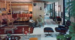Charles and Ray im Wohnzimmer des Eames House, 1958 © J. Paul Getty Trust, Los Angeles, Foto: Julius Shulman Charles and Ray im Wohnzimmer des Eames House, 1958 © J. Paul Getty Trust, Los Angeles, Foto: Julius Shulman