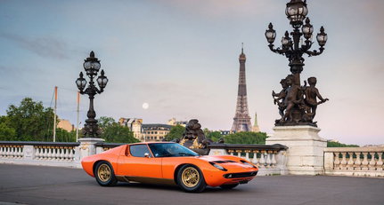 Ein Lamborghini Miura unterwegs auf den leeren Straßen von Paris