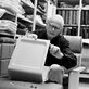 Dieter Rams spricht über den verstellbaren Fuß des Beistelltisches 621. © Vitsoe Dieter Rams spricht über den verstellbaren Fuß des Beistelltisches 621. © Vitsoe