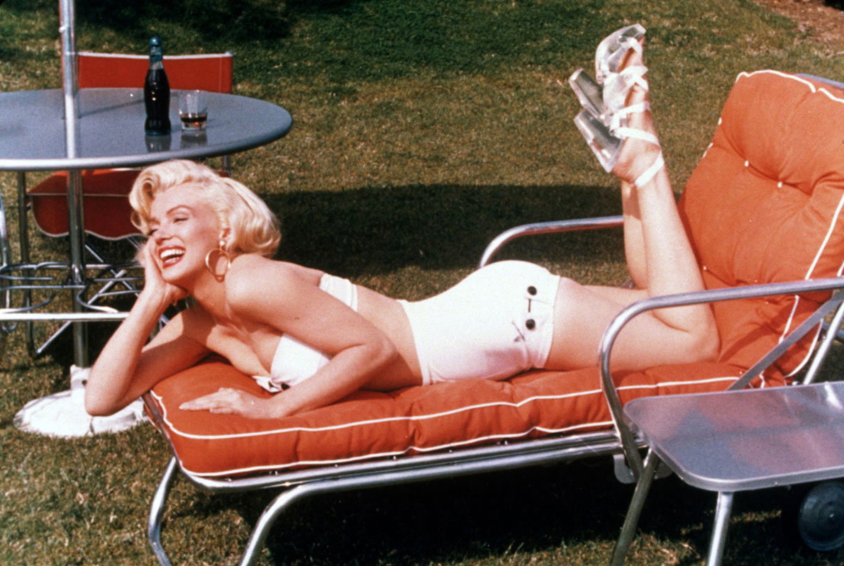 Marilyn Monroe beim Sonnenbad 1954 im Bikini