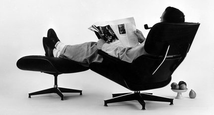 Charles Eames posiert auf Lounge Chair, Foto für eine Werbeanzeige, 1956 © Eames Office LLC Charles Eames posiert auf Lounge Chair, Foto für eine Werbeanzeige, 1956 © Eames Office LLC