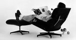 Charles Eames posiert auf Lounge Chair, Foto für eine Werbeanzeige, 1956 © Eames Office LLC Charles Eames posiert auf Lounge Chair, Foto für eine Werbeanzeige, 1956 © Eames Office LLC