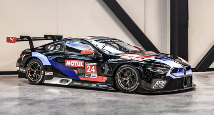BMW-Fahrer können sich freuen! Blinker sind bei diesem M8 GTE-Renner keine Pflicht