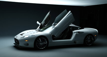 Mit dem Spyker C8 Aileron über Terramar, einem Lost Place des Motorsports