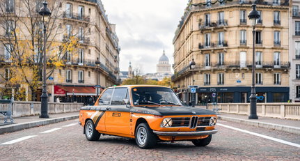 Achtung – dieser orangene BMW 2002 Tii Racer hat es in sich!