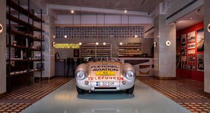 Die Curvistan Pop-up-Galerie feiert Porsche Kultur in Singapur