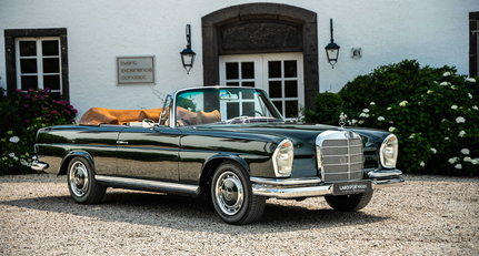 Dieses grüne Mercedes Cabrio mit cognacfarbenen Interieur sorgt bei uns für weiche Knie