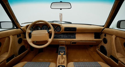 Wer traut sich, in das schöne Cockpit dieses einmaligen Porsche 964 einzusteigen?