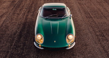 Nehmen Sie sich ruhig einen Moment Zeit, diesen perfekten Ferrari 275 GTB/4 in Verde Pino zu bewundern
