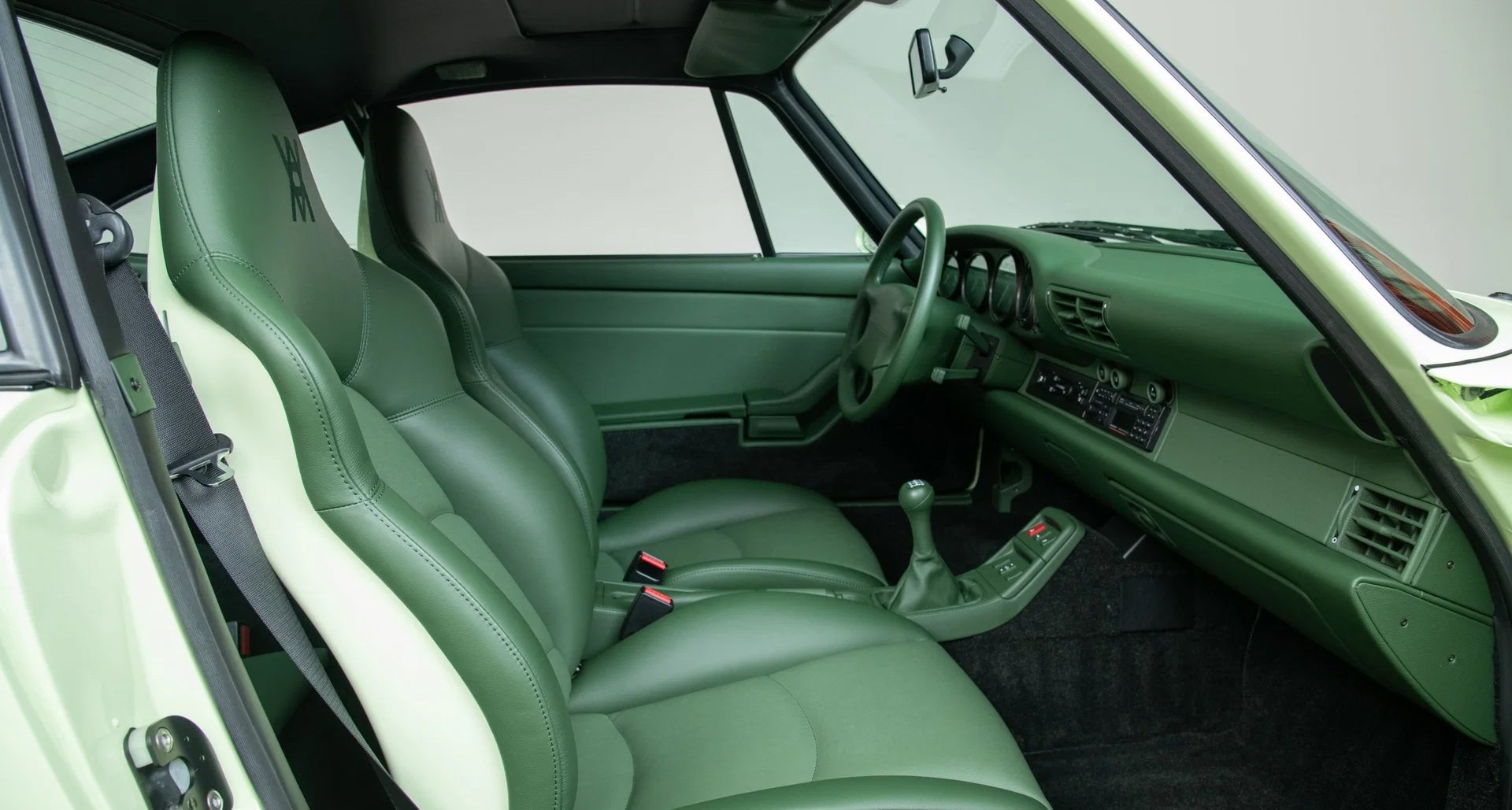 This ice-cream coded Porsche 993 has an even sweeter interior