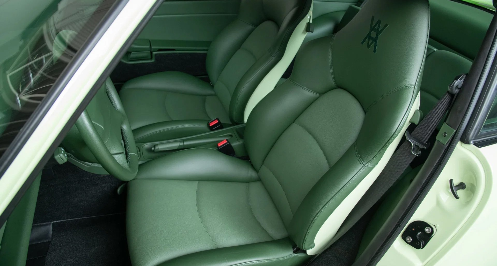 This ice-cream coded Porsche 993 has an even sweeter interior