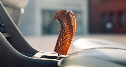 Stürzen Sie sich wie ein Falke auf diesen geflügelten Mercedes-AMG