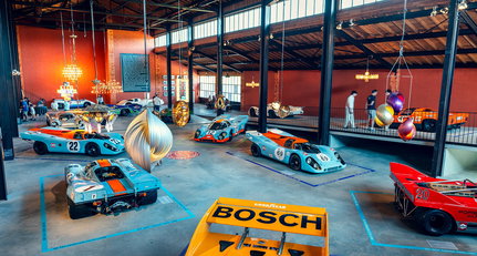 Motorsport-Legenden von Porsche im Kronleuchter-Glanz