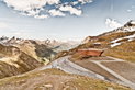 Schneereste und moderne Architektur am Timmelsjoch.