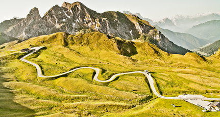 Kann das Kurvenliebe sein? Für die dritte Ausgabe von "Curves" war Stefan Bogner in Norditalien unterwegs.
