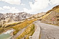 Kurvenwarnung am Gaviapass.