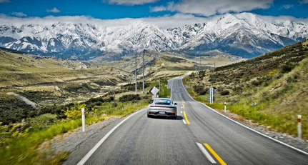 Auf Neuseelands Kurven das Jubiläum des Porsche 911 ausklingen lassen