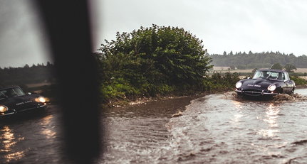 Auf Wildwasserfahrt durch Europa mit drei wetterfesten Auto-Ikonen