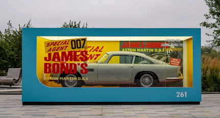 Keine Zeit zu blinzeln! Ein lebensgroßes Corgi-Modell von Bonds Aston Martin DB5 in London