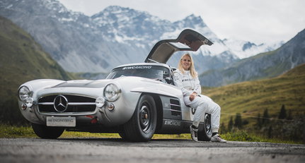 Wir zischten in einem 300 SL Gullwing durch Arosas 76 Kurven – mit Laura Kraihamer am Volant