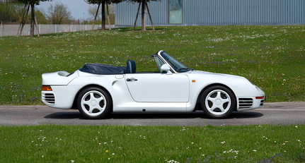 No, you’re not seeing things – that is a roofless Porsche 959!