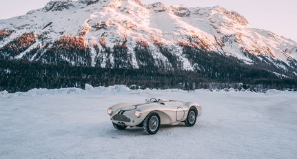 Dieser Aston Martin DB3S ist eine weiße Renn-Barchetta auf Schnee