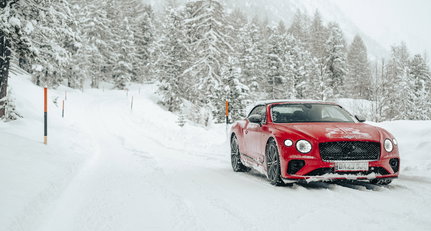 Nach zwölf Jahren fahren wir wieder in einem roten Bentley Continental GTC nach St. Moritz