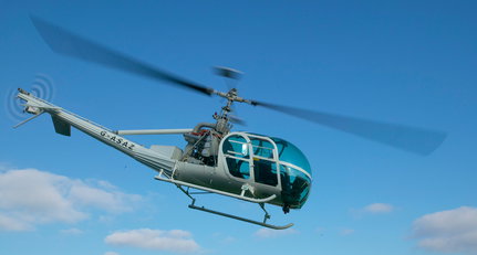 Darauf fliegt Pussy Galore: Goldfinger Helikopter beim Goodwood Revival