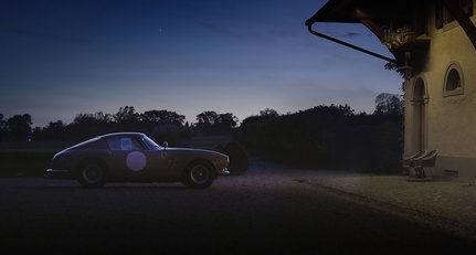 Der Ferrari-Rennwagen und die Co-Pilotin mit dem goldenen Haar