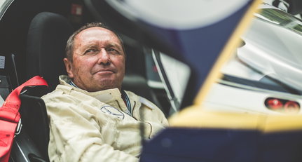 Jochen Mass trifft den Porsche 962, in dem er 1987 in Kyalami gewann