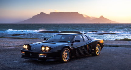 Der Hitze von Kapstadt in einem schwarzen Ferrari Testarossa entfliehen