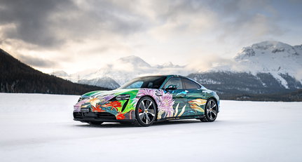 Auf diesem Porsche Taycan Art Car blüht die Königin der Nacht
