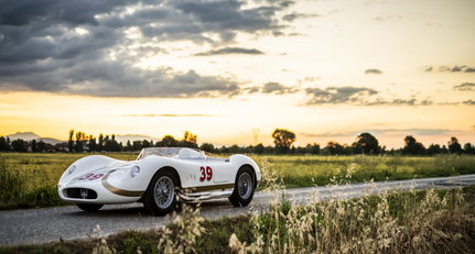 Wir begrüßen den Sonnenaufgang mit einem Maserati 200S Werksrennwagen