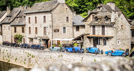 La vie en bleu – On the road with 110 vintage Bugattis in the South of France