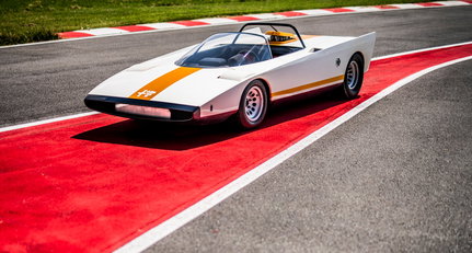 At the cutting wedge with the Alfa Romeo 33 Spider Cuneo
