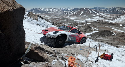Ist es ein Vogel? Oder ein Flugzeug? Nein, es ist Romain Dumas auf Gipfelsturm in seinem Porsche!