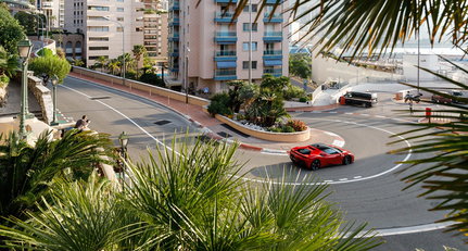 Mit 240 km/h durch Monaco mit Charles Leclerc im Ferrari SF90 Stradale