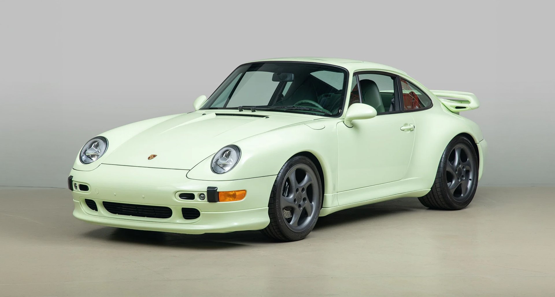 This ice-cream coded Porsche 993 has an even sweeter interior