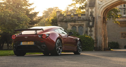 Von diesem scharlachroten Aston Martin V12 Zagato haben wir geträumt