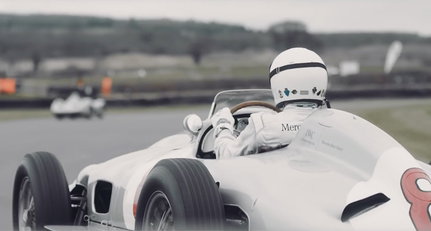 Mika Häkkinen schlüpft hinters Steuer einer Rennlegende