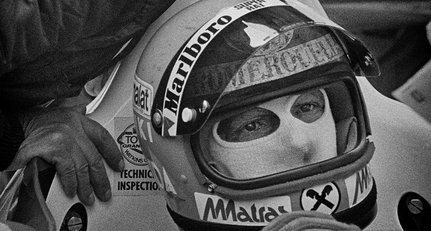 Niki Lauda kurz vor dem Start – assistiert von seinem „Bruder“
