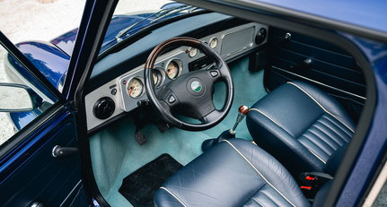 Wir würden diesen Jubiläums-Mini in Tahiti Blau allein wegen seines Interieurs kaufen!