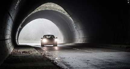 Das Licht am Ende des Tunnels - ist ein pinkfarbener Porsche!