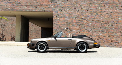 Hier sind zwei Porsche 911 SC mit unbeschränkter Kopffreiheit
