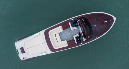 Diese Riva Aquariva von Marc Newson ist ein Meisterstück maritimen Designs
