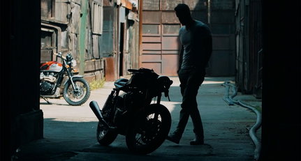 Which Hollywood actor is an unlikely café racer enthusiast?