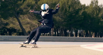 Skateboard-Akrobatik im Business-Look - wenn Hackett auf Williams Racing trifft