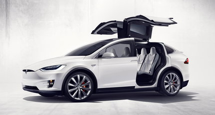 Das neue Tesla Model X breitet seine Flügel aus