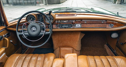 Können Sie das Leder dieses in Würde gealterten Mercedes riechen?